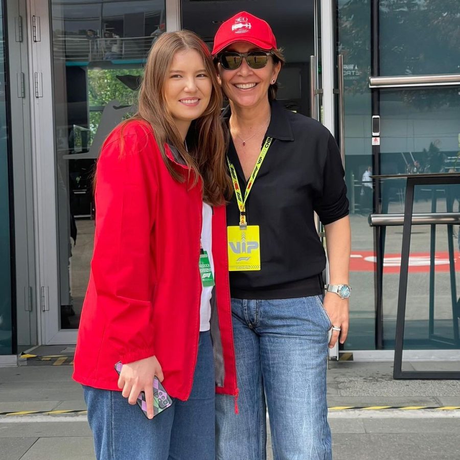 Waiting for qualifying In the pitlane with our boss @monicaheadcolombelli #F1 #ChineseGP